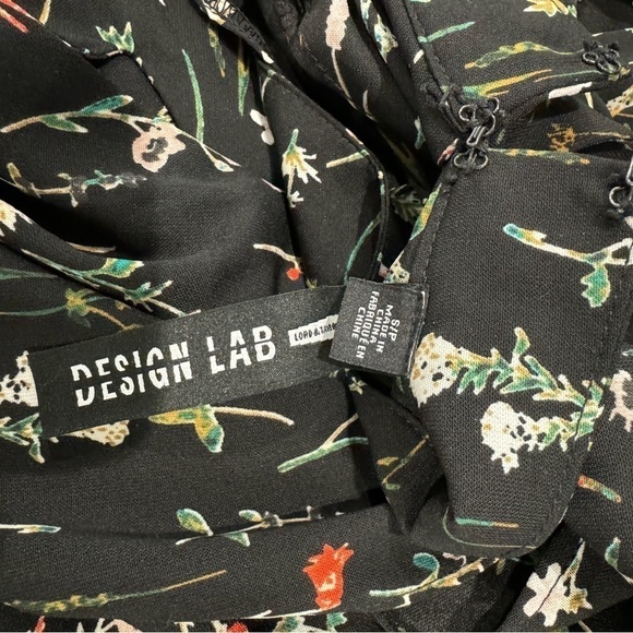Design Lab Lord & Taylor Black Floral V-Neck Open Sleeve Blouse (S) - Picture 8 of 9